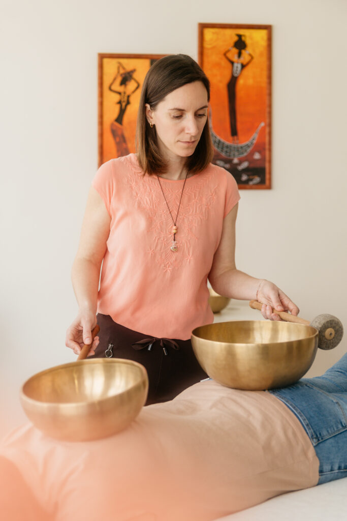Tanja Greiner während einer Klangschalentherapie
