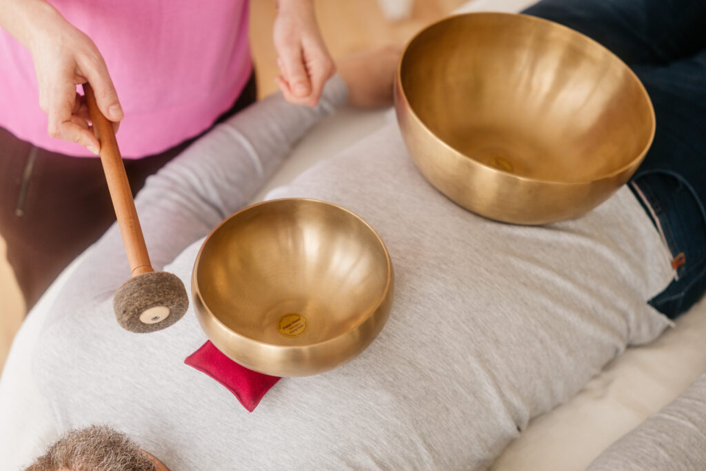 Klangmassage mit zwei Klangschalen